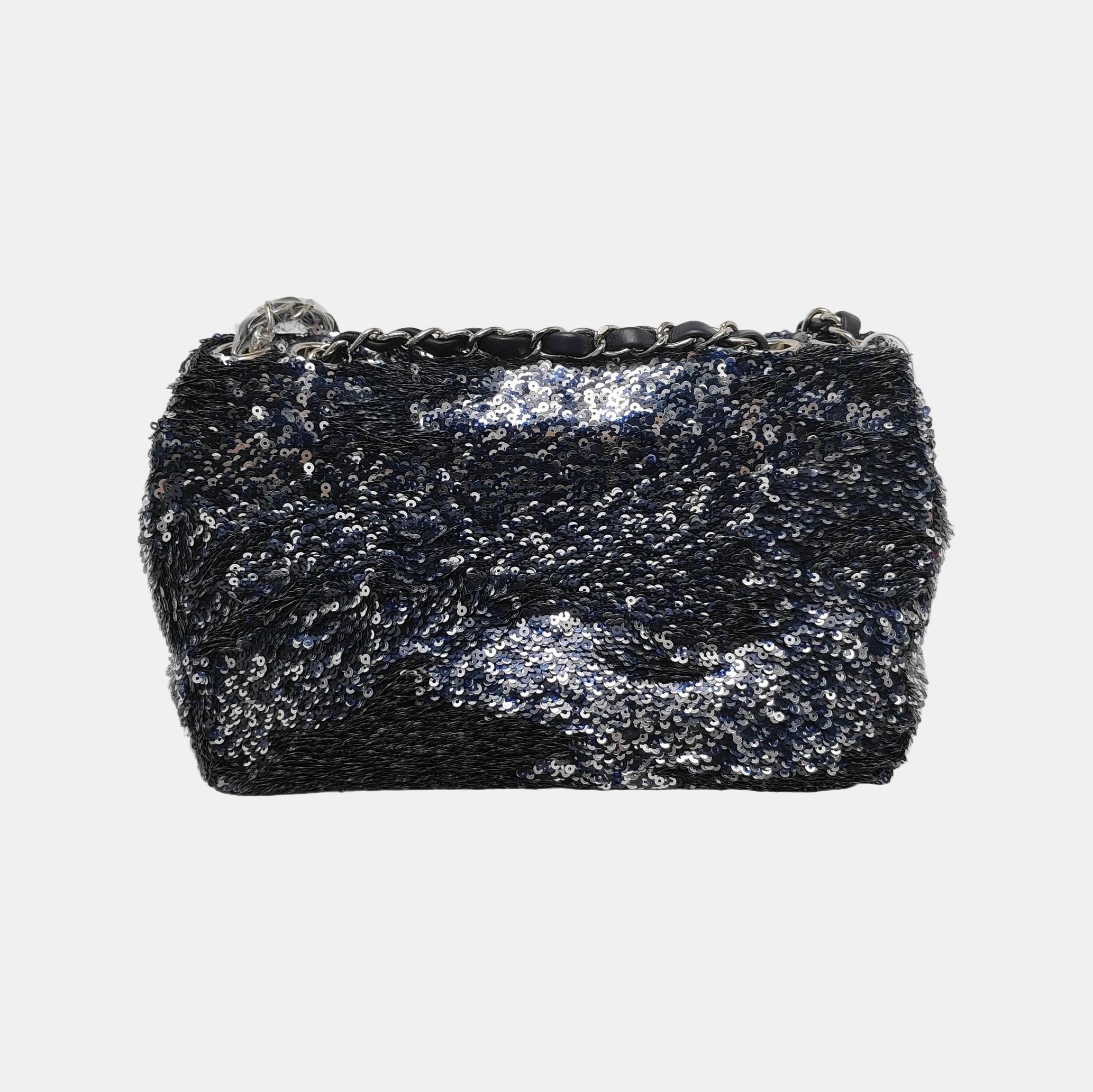 Chanel Paillette Flap Bag Rectangular Mini Glitter Sequins Navy and Silver In Excellent Condition For Sale In AUBERVILLIERS, FR
