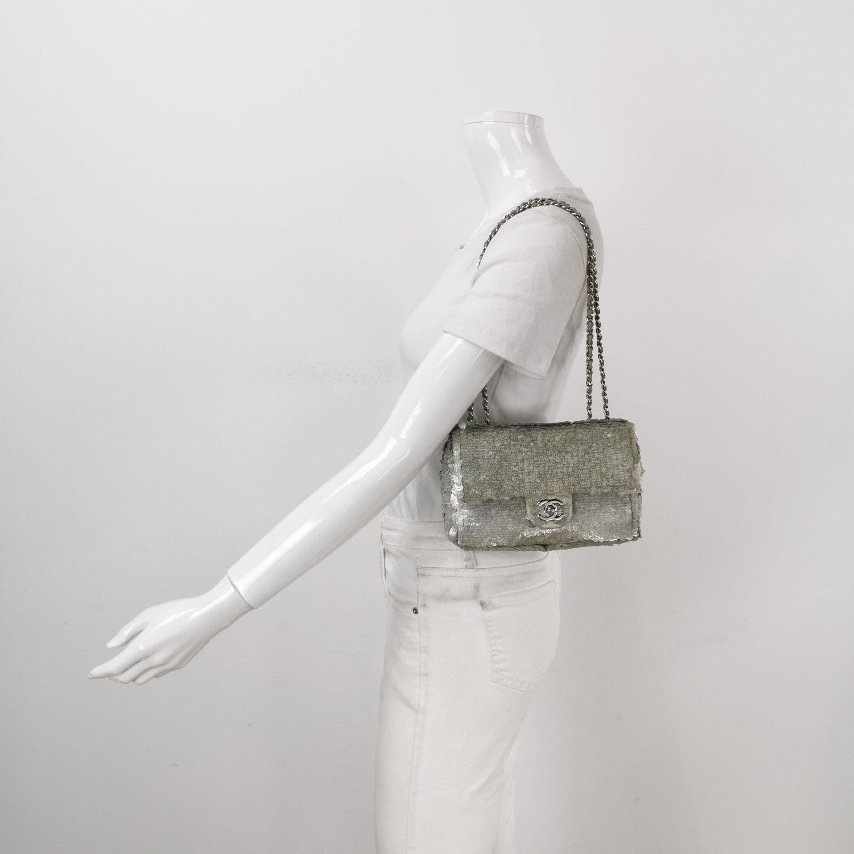 Chanel Pailletten-Klappe Tasche Rechteckig Mini Glitter Pailletten Silber
 Dies sind professionelle Fotos der tatsächlichen Tasche.
 ZUSTAND: GUT
 Dieser gebrauchte Artikel befindet sich in gutem Zustand mit einigen Gebrauchsspuren. Leichte Reibung