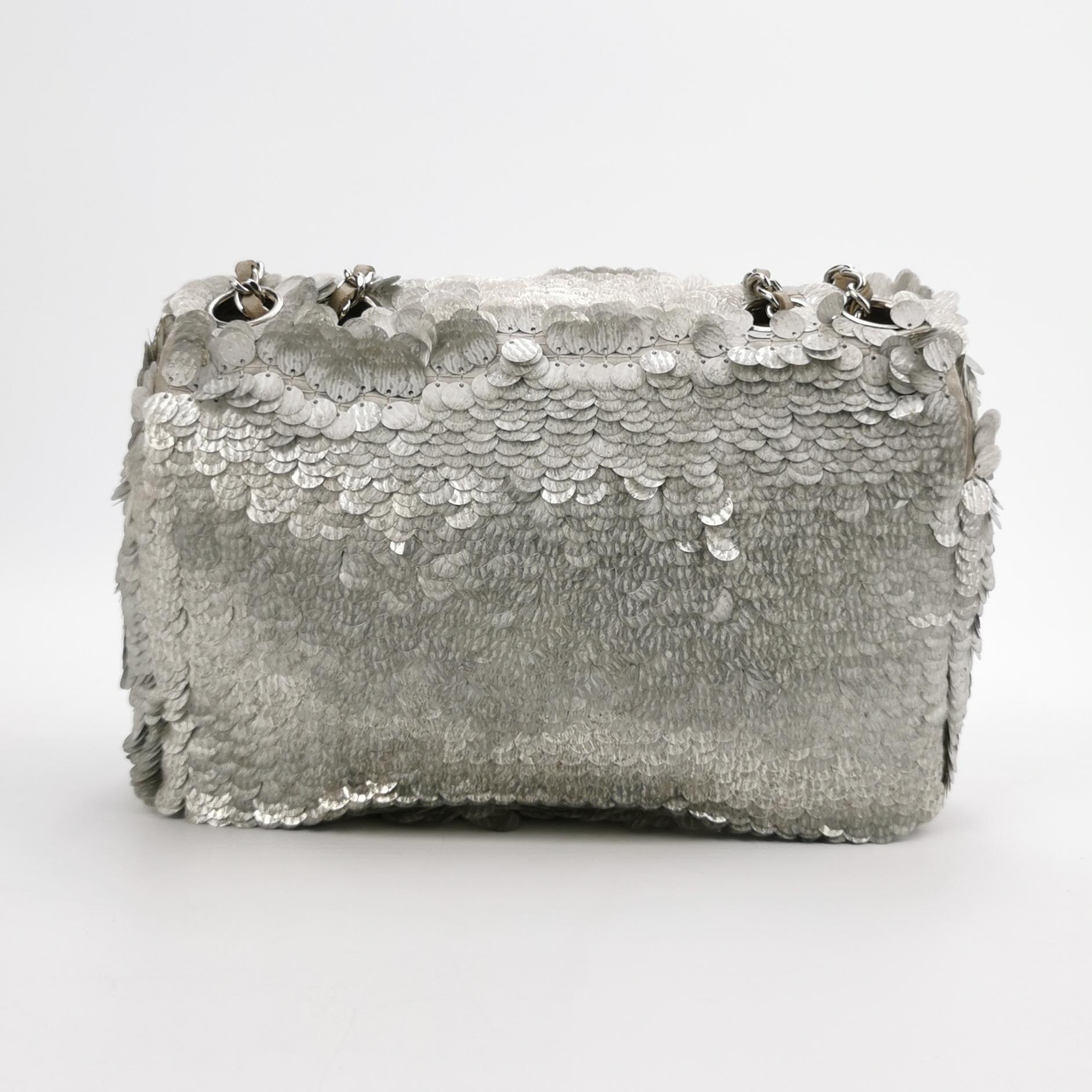 Chanel Pailletten-Klappe Tasche Rechteckig Mini Glitter Pailletten Silber im Zustand „Gut“ in AUBERVILLIERS, FR