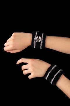 Ein Paar Chanel-Armbänder aus Frottee von Virginie Viard, CIRCA 2020