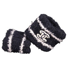 Ein Paar Chanel-Armbänder aus Frottee von Virginie Viard, CIRCA 2020