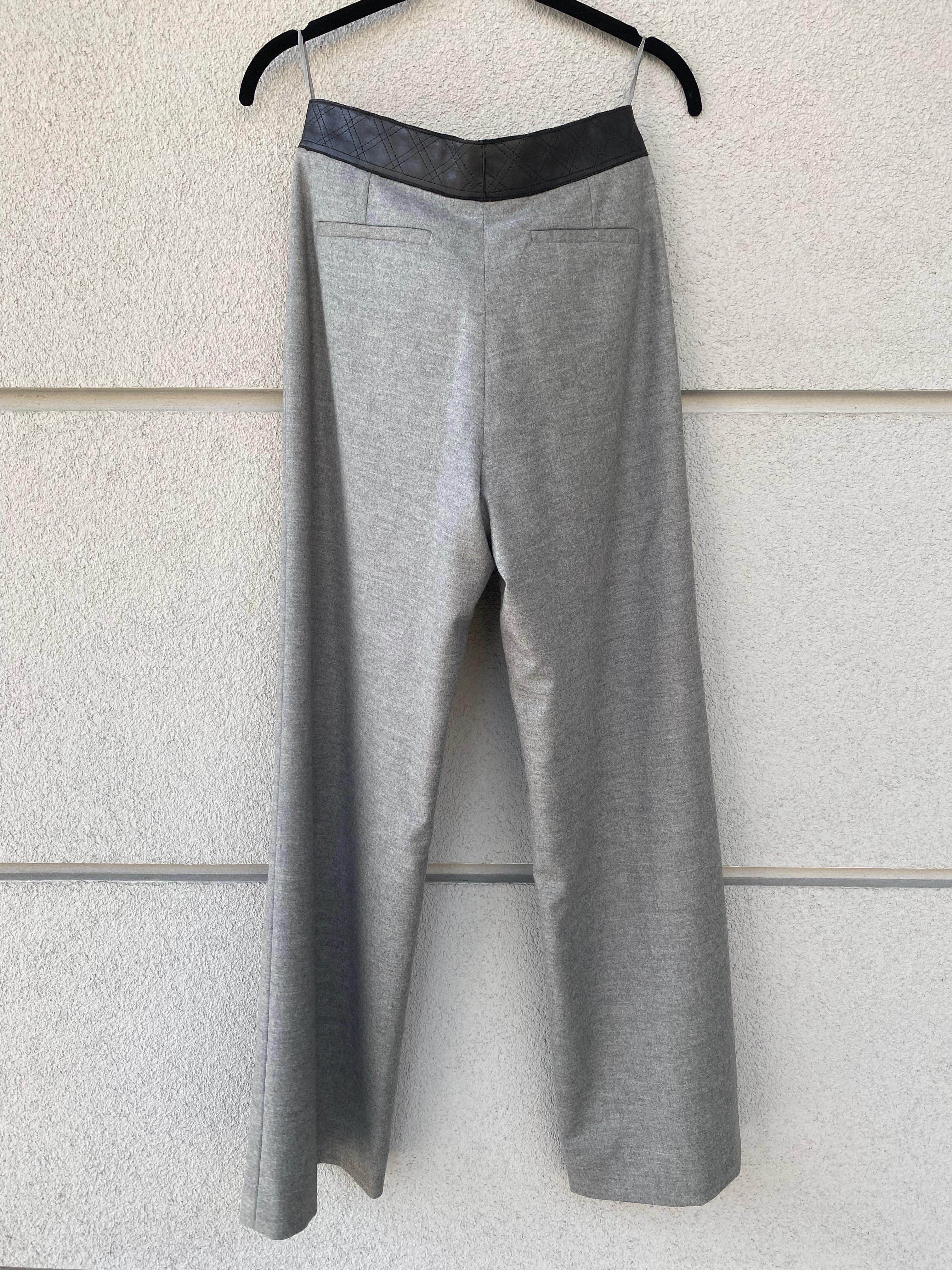 Pantalon palazzo Chanel
En laine et en cachemire. Doublure en soie.
Inserts en cuir à la taille.
Fermeture iconique comme le sac. L'insert en cuir rappelle les coutures des sacs classiques de Chanel.
Taille 38.
Vie 38
Hanches 47
Longueur 102
Largeur