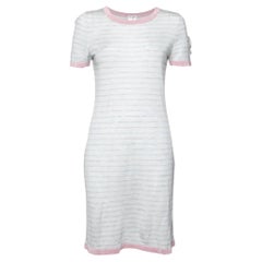 Chanel Blassblaues gestreiftes Kleid aus Kaschmirstrick mit Logo bestickt L