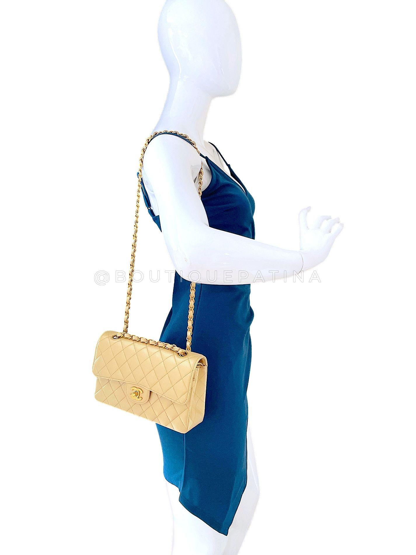 Chanel Caviar or pâle Petit sac classique à double rabat GHW 68745 en vente 10