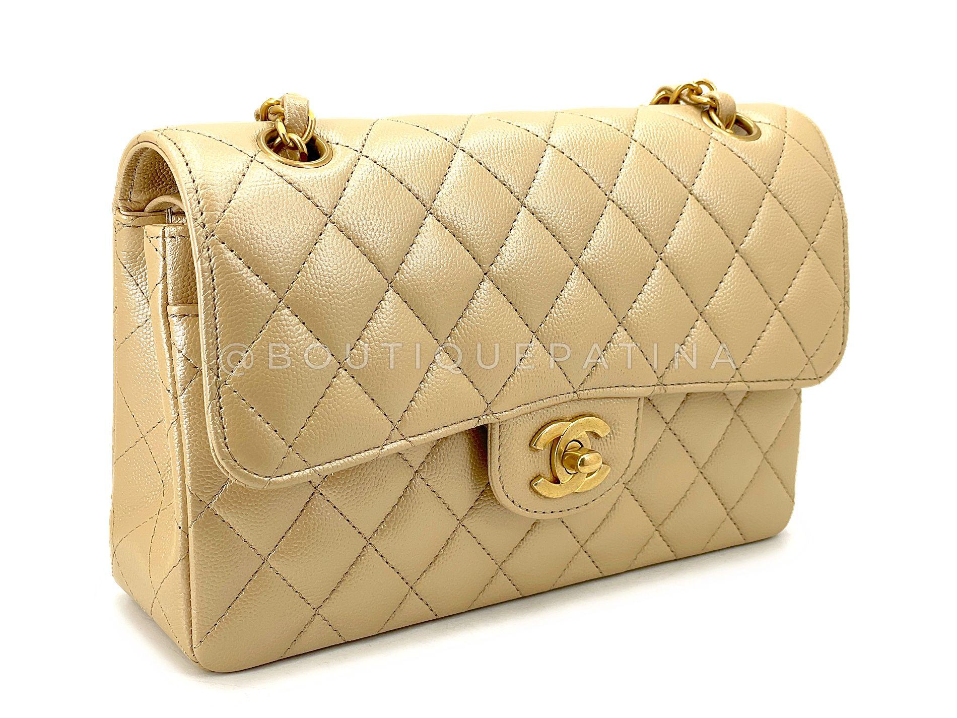 Or Chanel Caviar or pâle Petit sac classique à double rabat GHW 68745 en vente