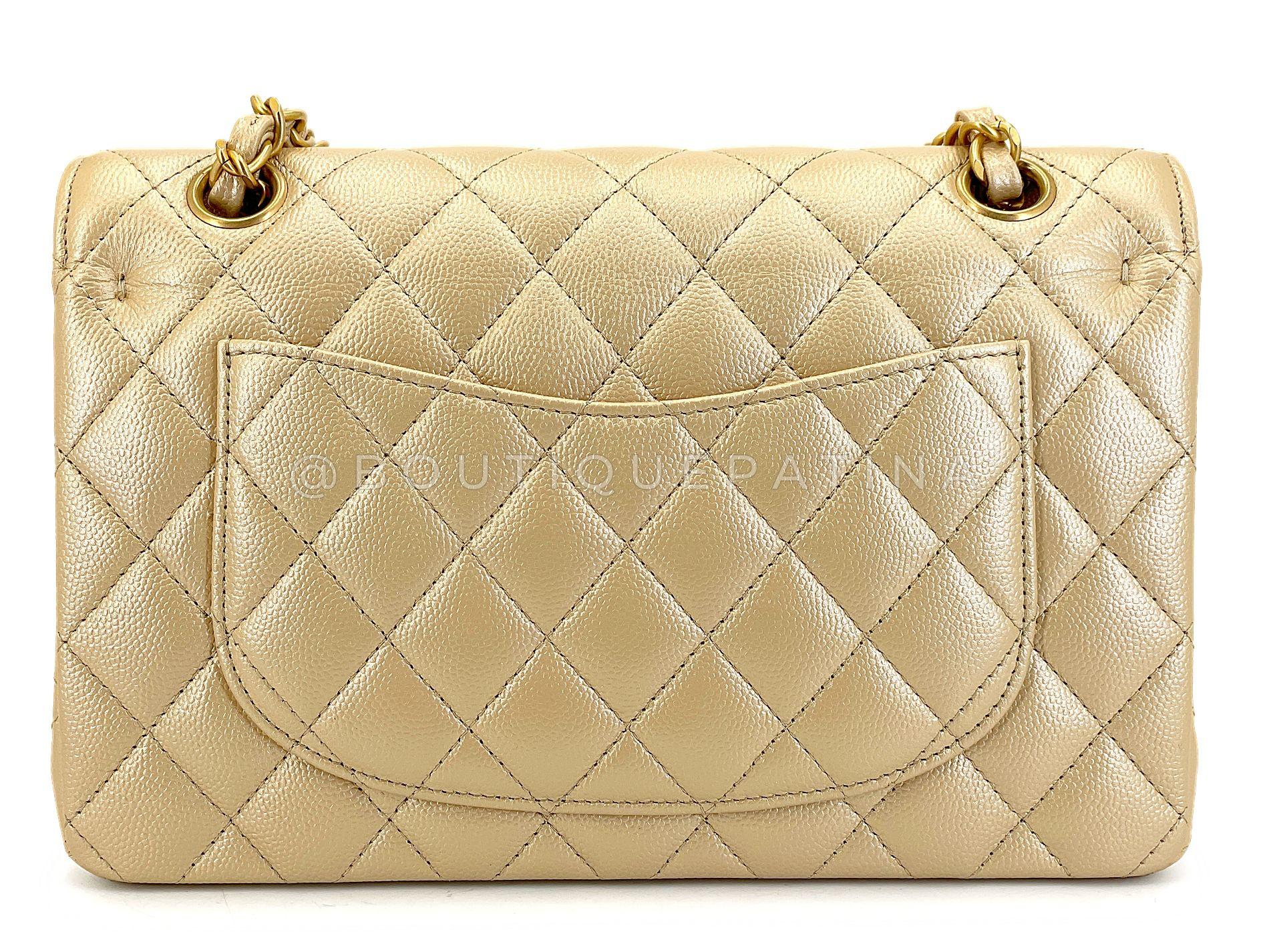 Chanel Caviar or pâle Petit sac classique à double rabat GHW 68745 Pour femmes en vente