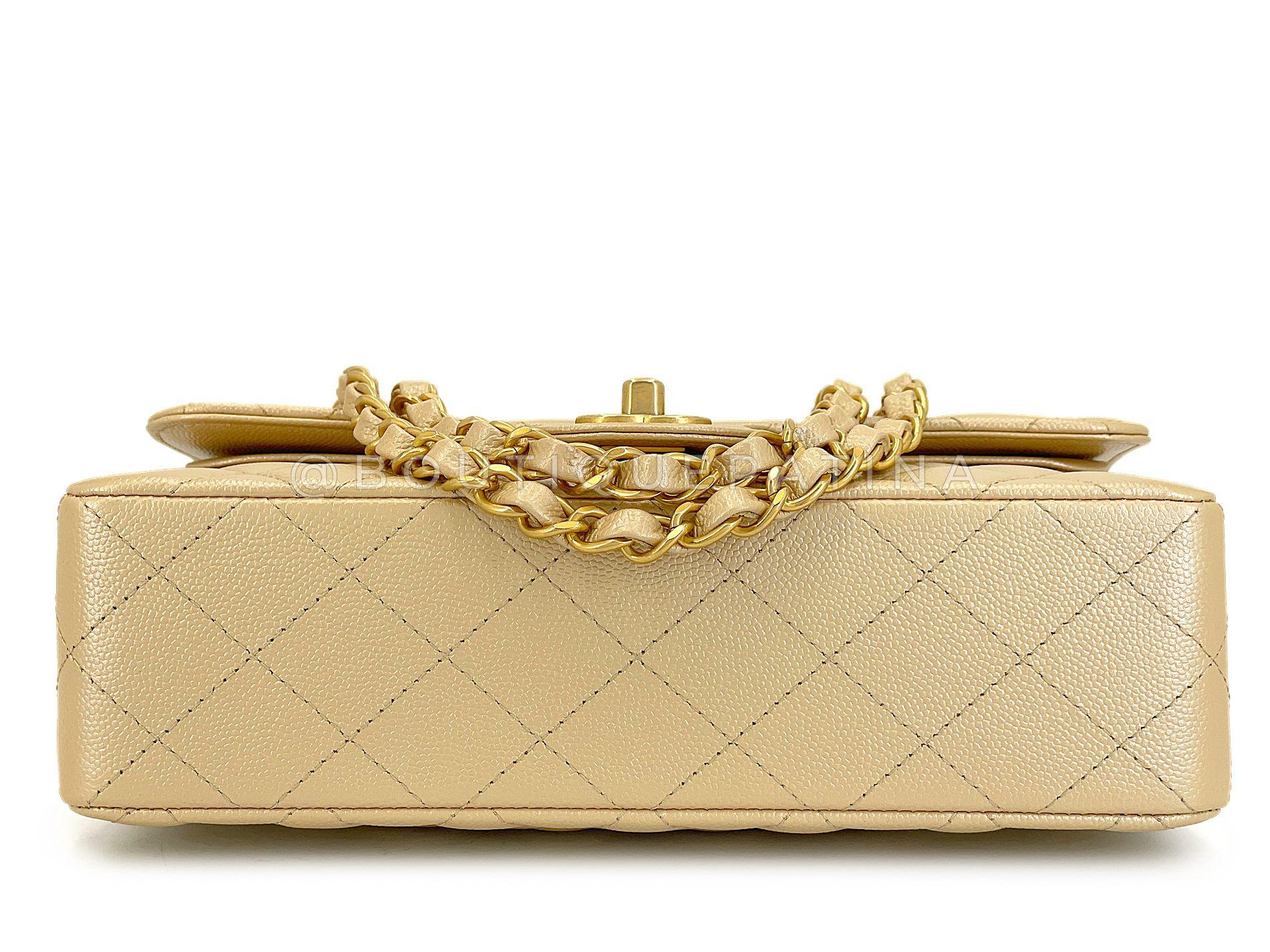 Chanel Caviar or pâle Petit sac classique à double rabat GHW 68745 en vente 1