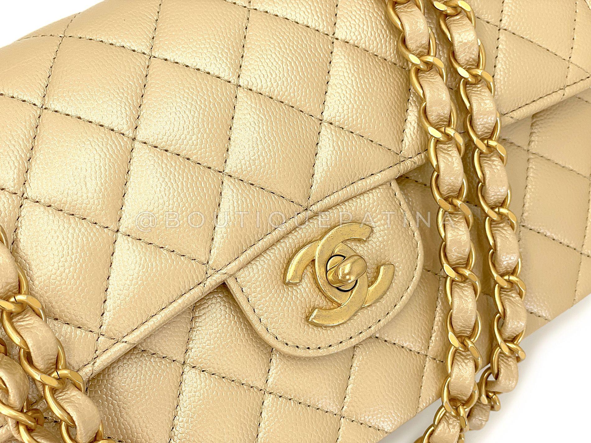 Chanel Caviar or pâle Petit sac classique à double rabat GHW 68745 en vente 3