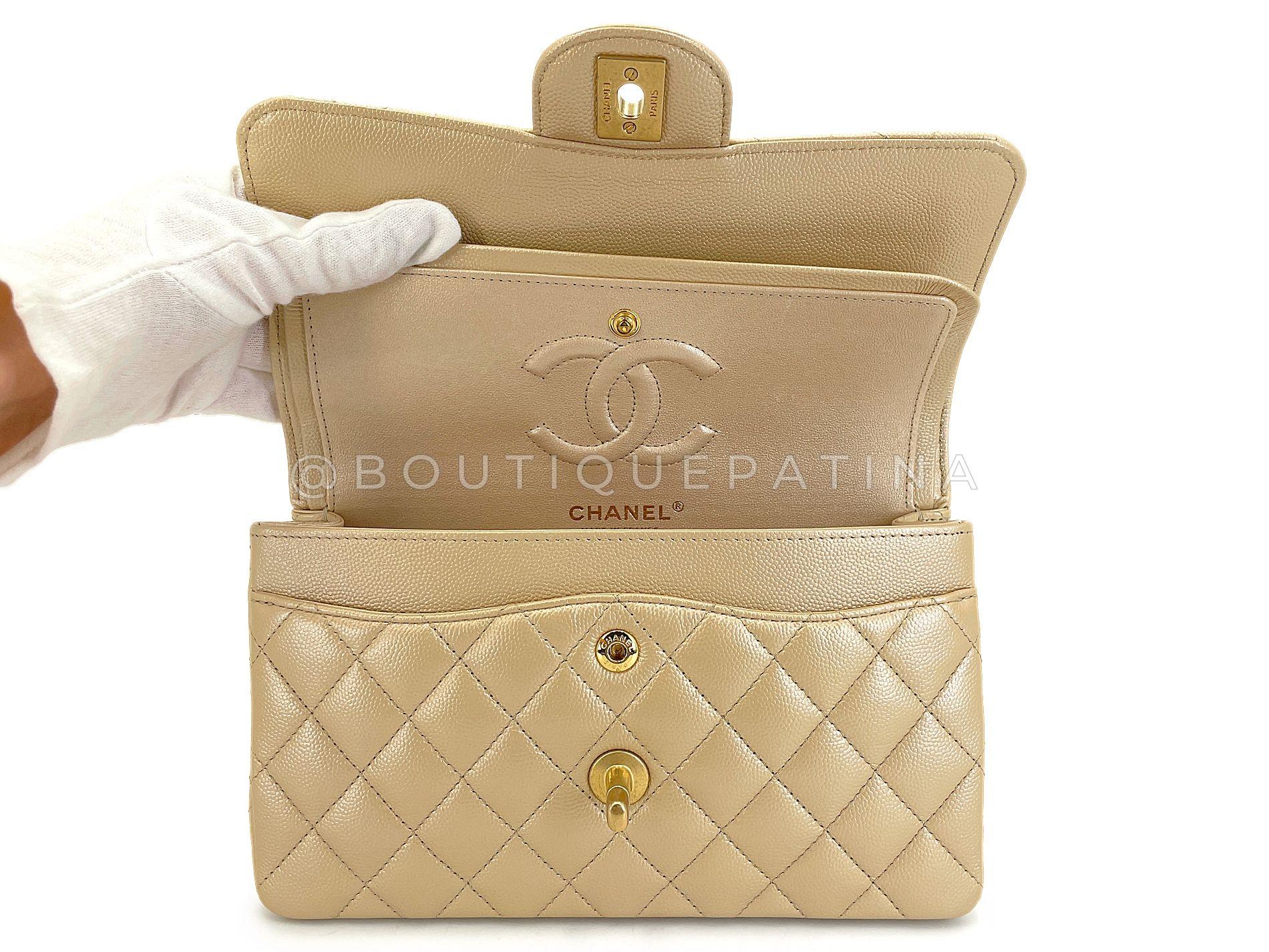 Chanel Caviar or pâle Petit sac classique à double rabat GHW 68745 en vente 4
