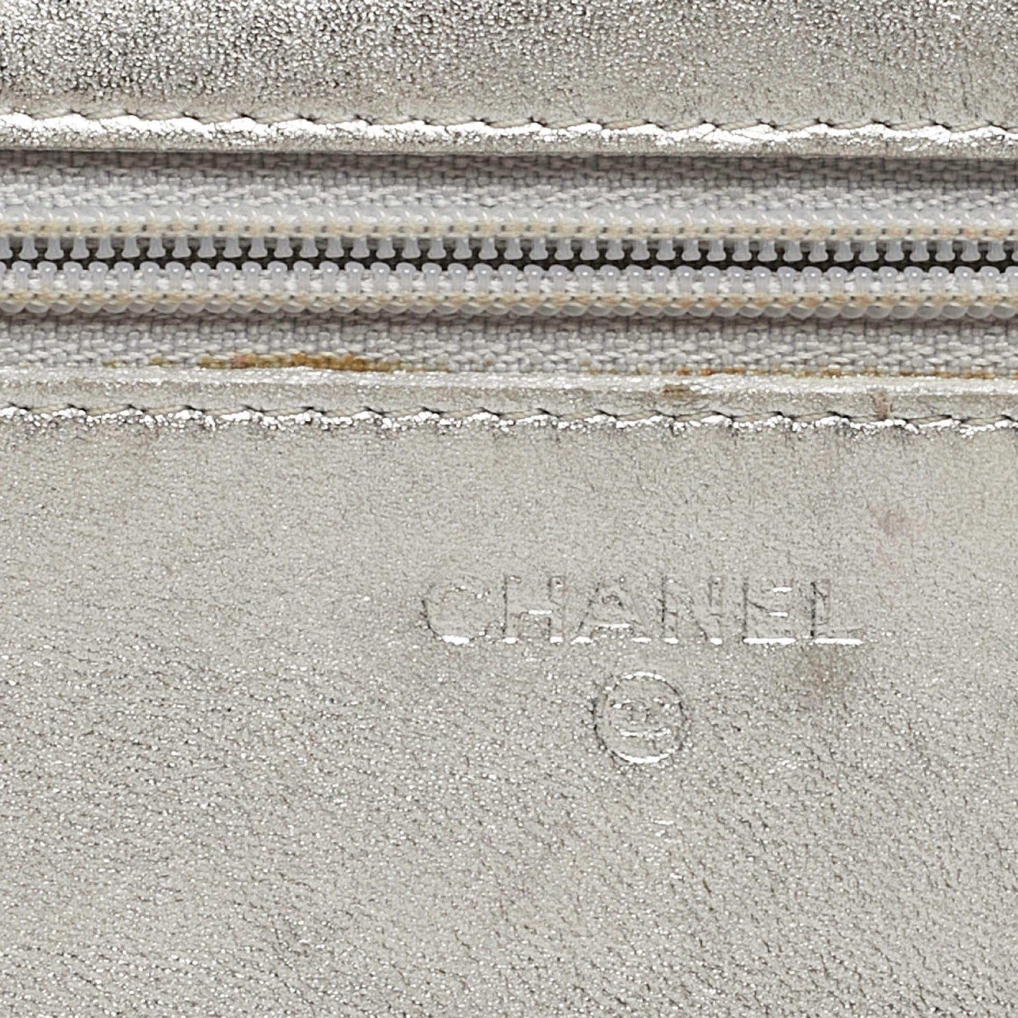 Chanel WOC Boy WOC Tasche aus gestepptem Lackleder in Blassgold im Angebot 9