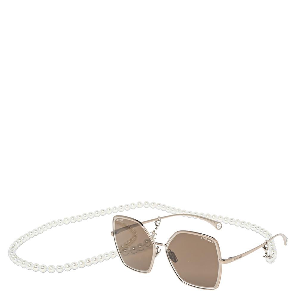 Oro Occhiali da sole Chanel oro pallido/marrone 4262 con catena di perle e farfalla