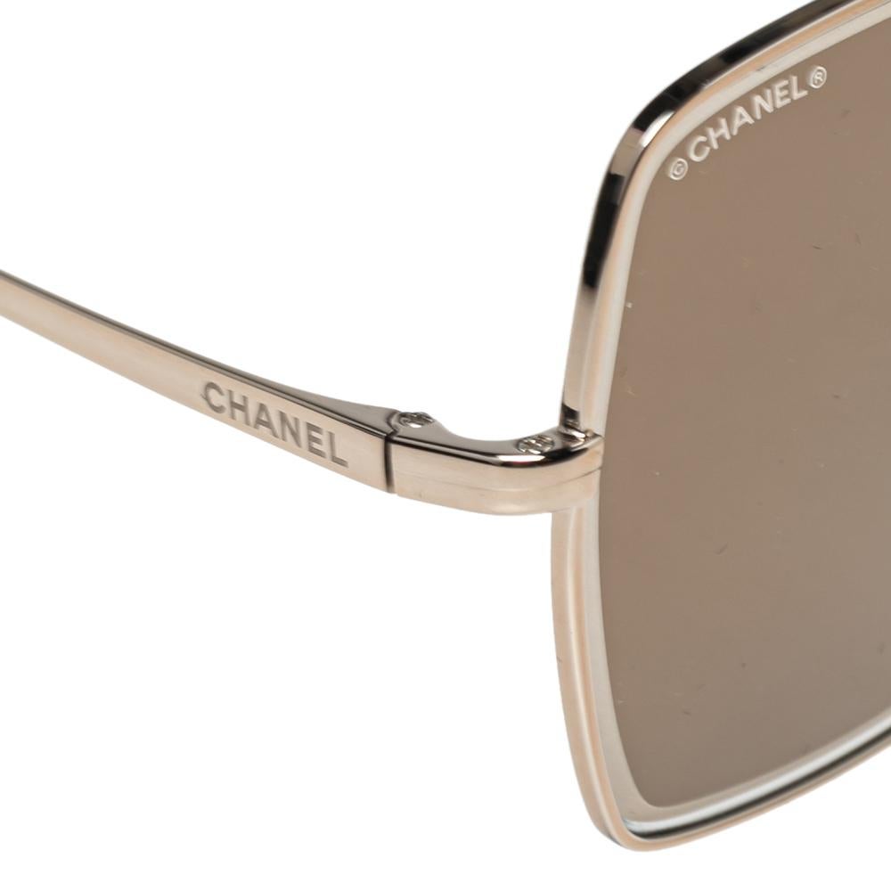 Occhiali da sole Chanel oro pallido/marrone 4262 con catena di perle e farfalla In condizioni ottime a Dubai, Al Qouz 2