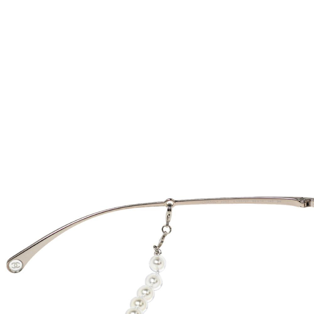 Donna Occhiali da sole Chanel oro pallido/marrone 4262 con catena di perle e farfalla