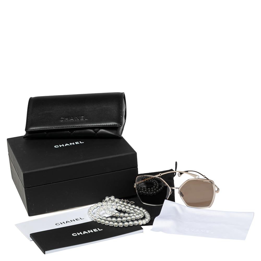 Occhiali da sole Chanel oro pallido/marrone 4262 con catena di perle e farfalla 2