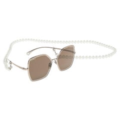 Chanel - Lunettes de soleil papillon avec chaîne en perles 4262, ton or pâle/marron