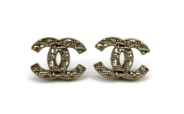 Orecchini Chanel con logo CC in oro pallido in vendita su 1stDibs | orecchini  chanel logo, orecchini chanel cc, orecchini chanel logo prezzo