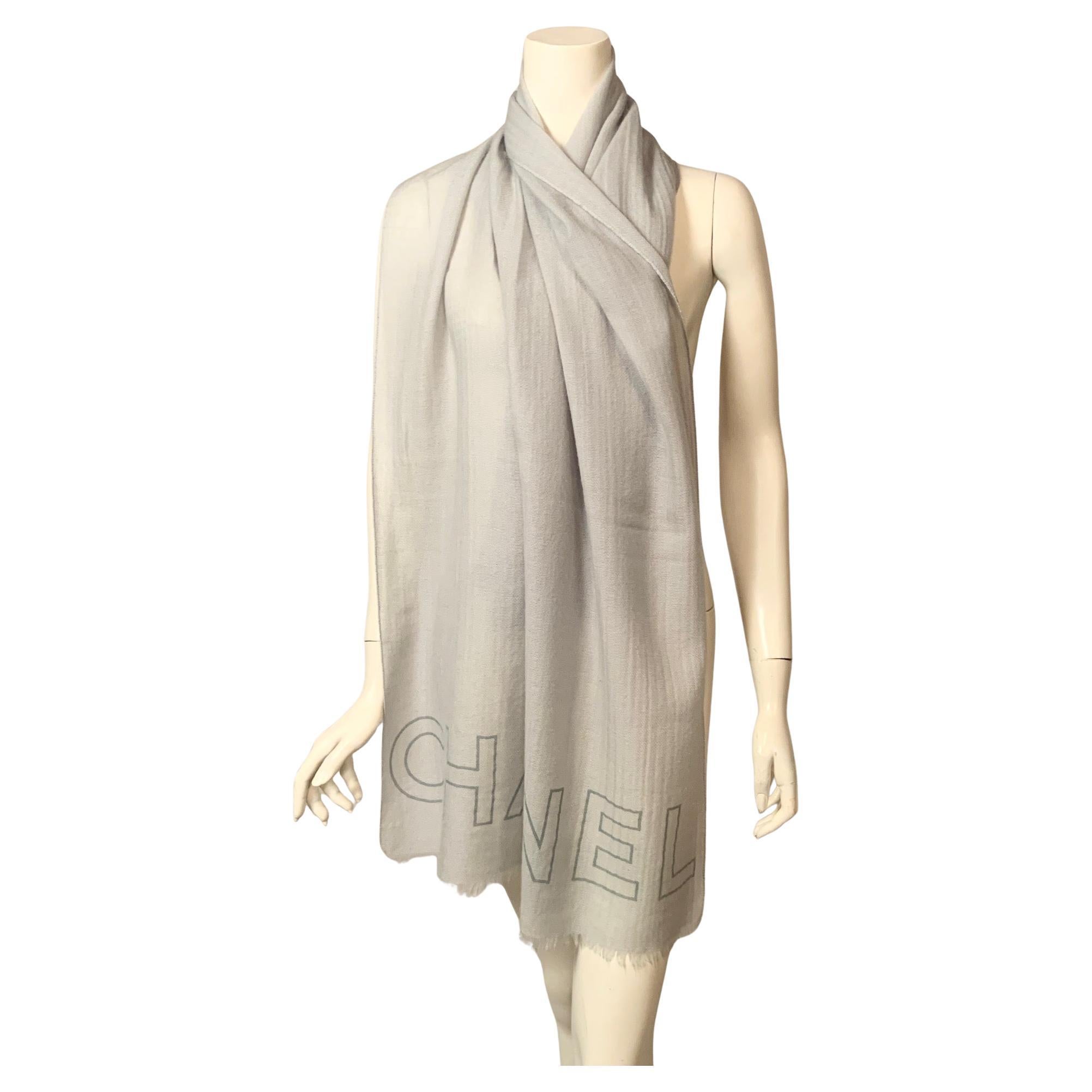 Sciarpa Chanel in cashmere e seta verde chiaro con logo CHANEL verde più scuro