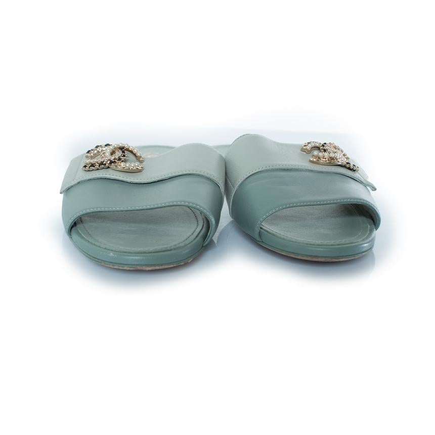 Chanel, Pale green leather CC flat sandals In Excellent Condition For Sale In AMSTERDAM, NL