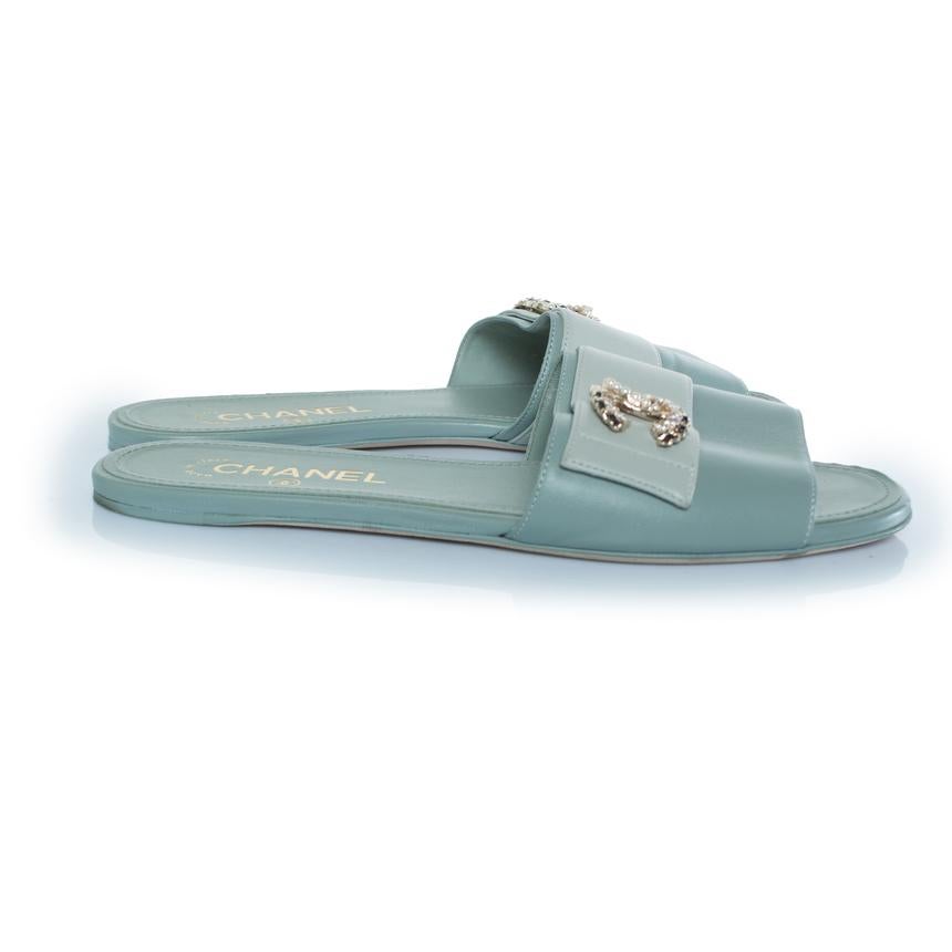 Women's Chanel, Pale green leather CC flat sandals For Sale