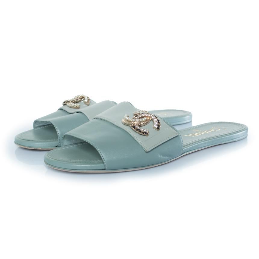 Chanel, Pale green leather CC flat sandals For Sale 2