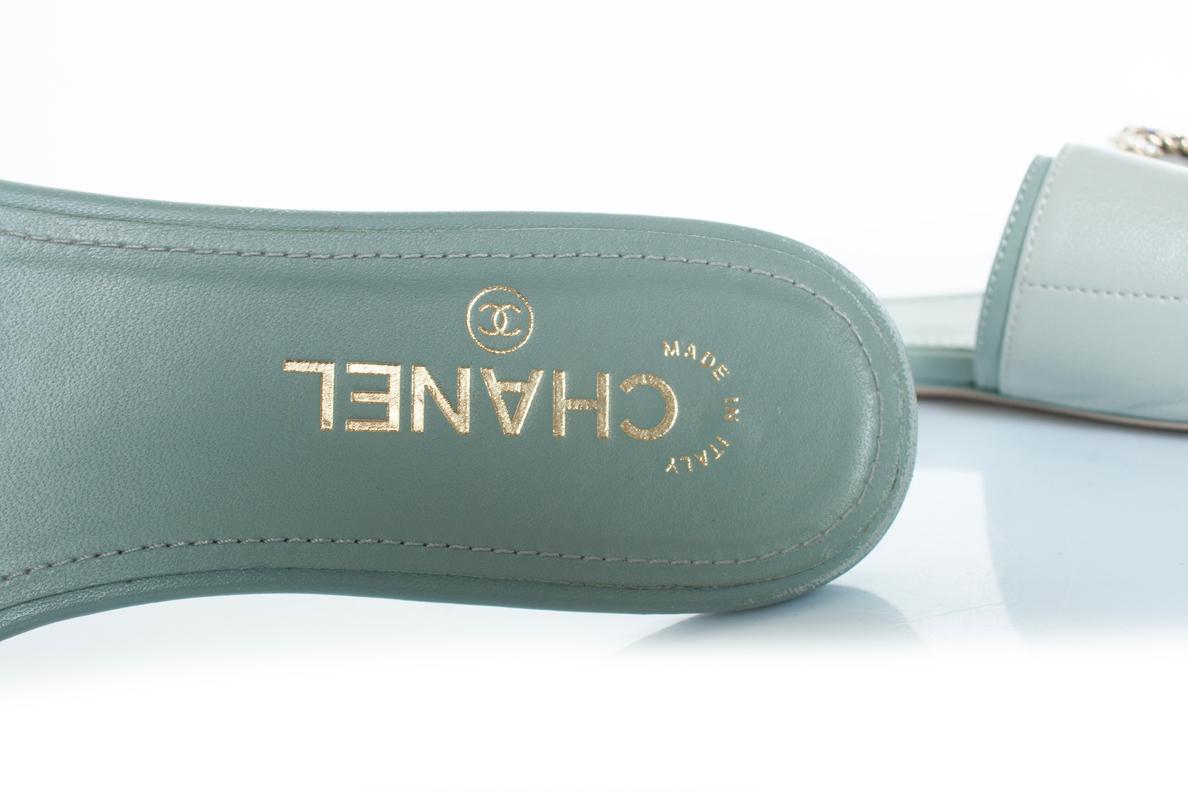 Chanel, Pale green leather CC flat sandals For Sale 4