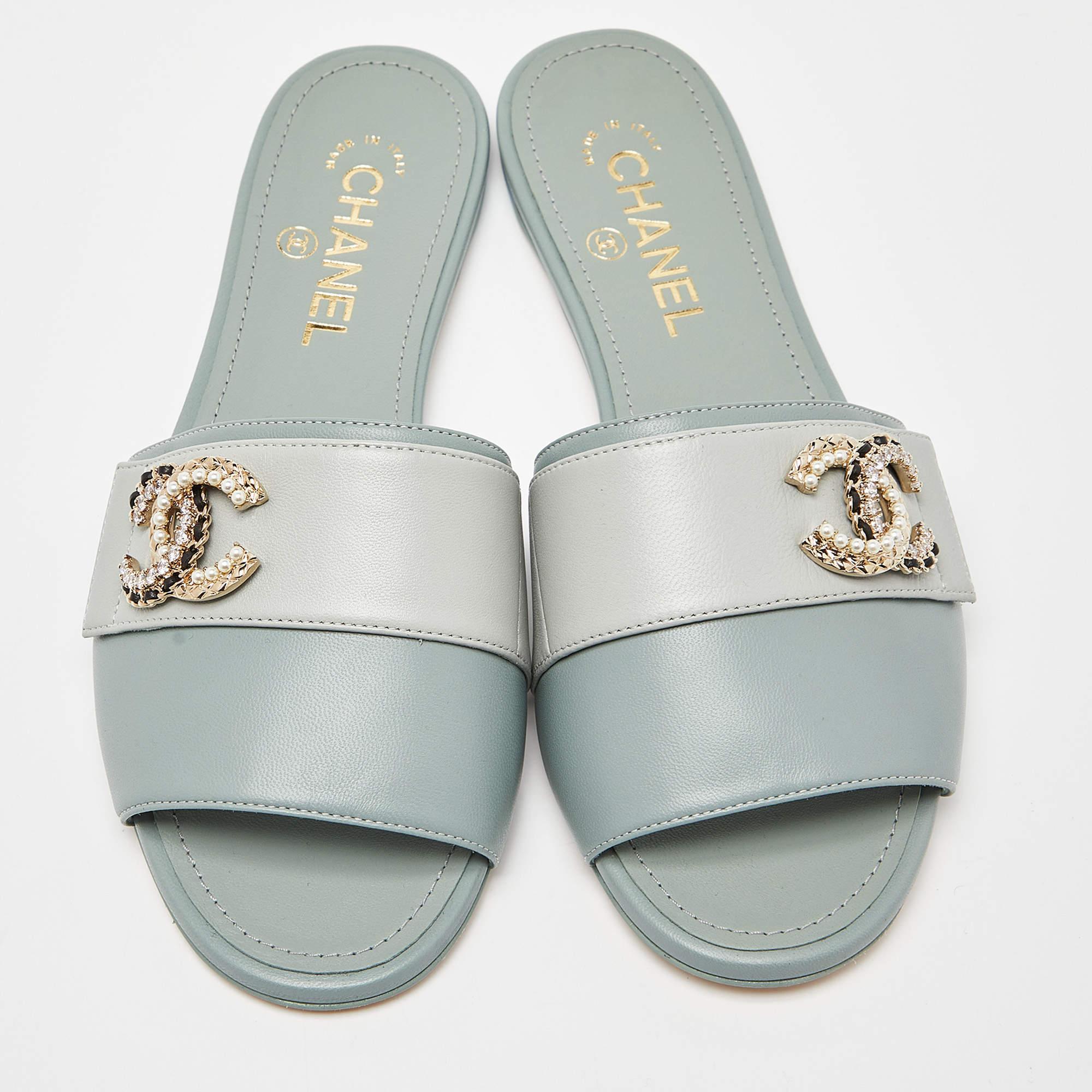 These Chanel flat slides are all about comfort and style! The design involves a CC-detailed pearl embellished upper crafted from leather and durable leather sole for lasting wear. The slip-on style makes the pair convenient to use.

Includes: