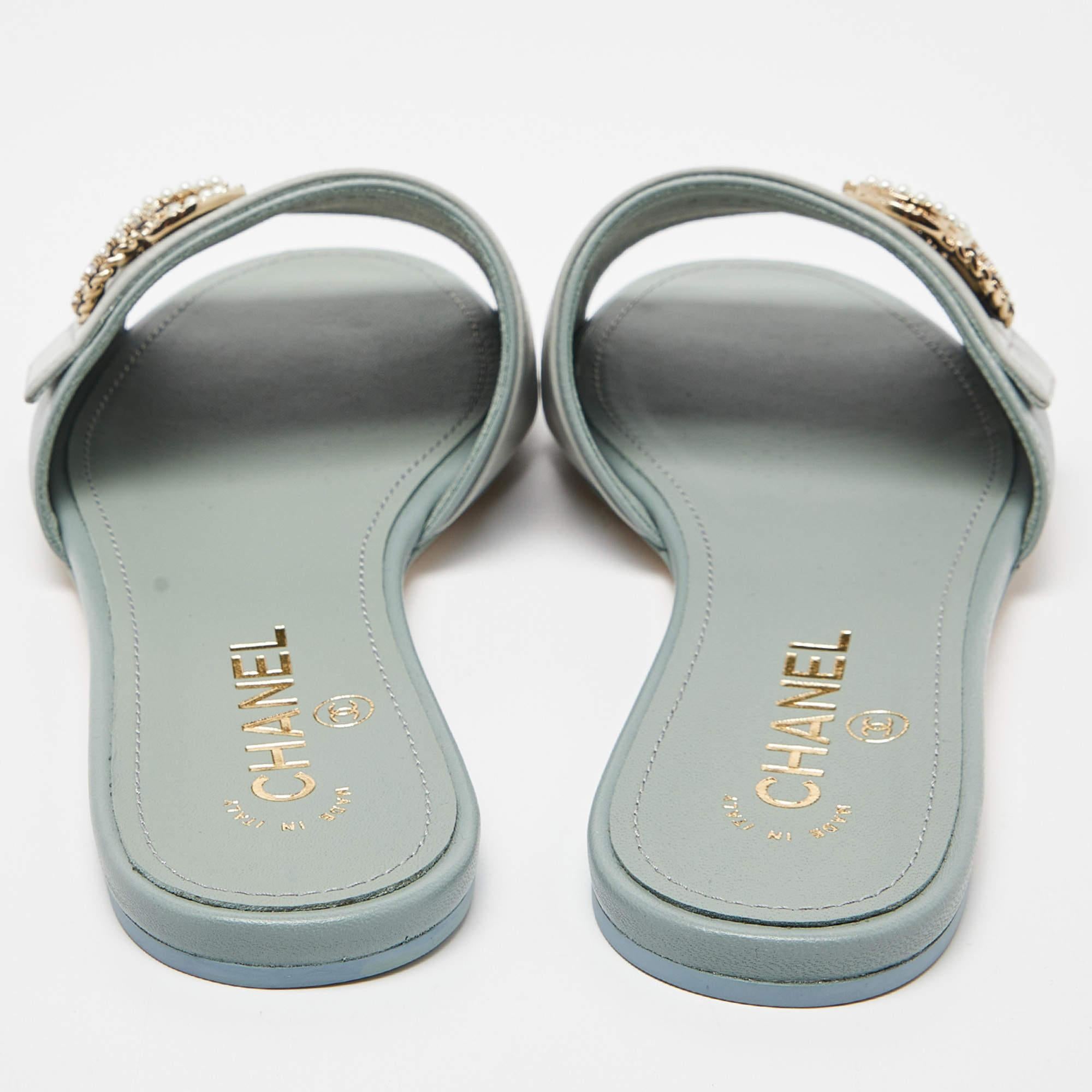 Gray Chanel Pale Green Leather Crystal/Pearl Embellished CC Logo Flat Slides Size 38.