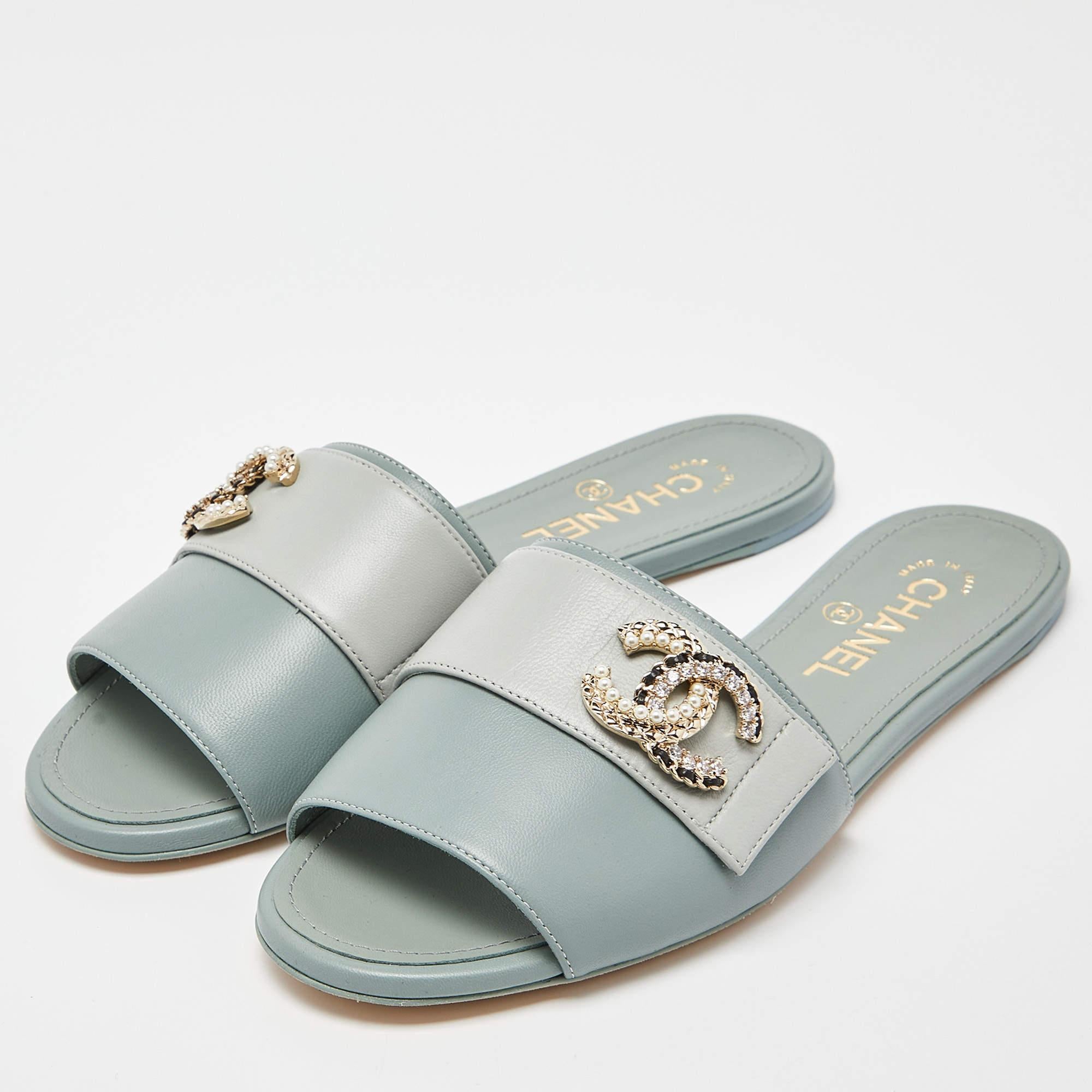 Chanel Pale Green Leather Crystal/Pearl Embellished CC Logo Flat Slides Size 38. In New Condition In Dubai, Al Qouz 2