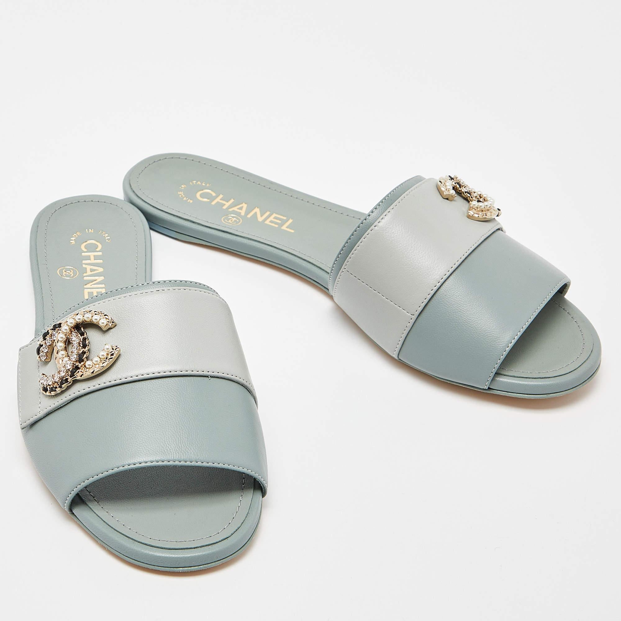 Women's Chanel Pale Green Leather Crystal/Pearl Embellished CC Logo Flat Slides Size 38.