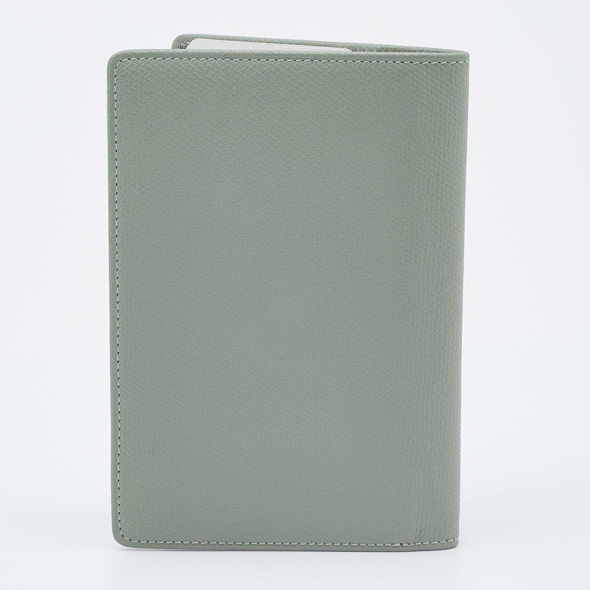 Chanel Porte passeport vintage en cuir vert p le