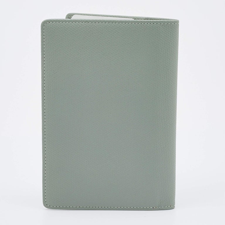 Chanel - Porte-passeport vintage en cuir vert pâle En vente sur 1stDibs