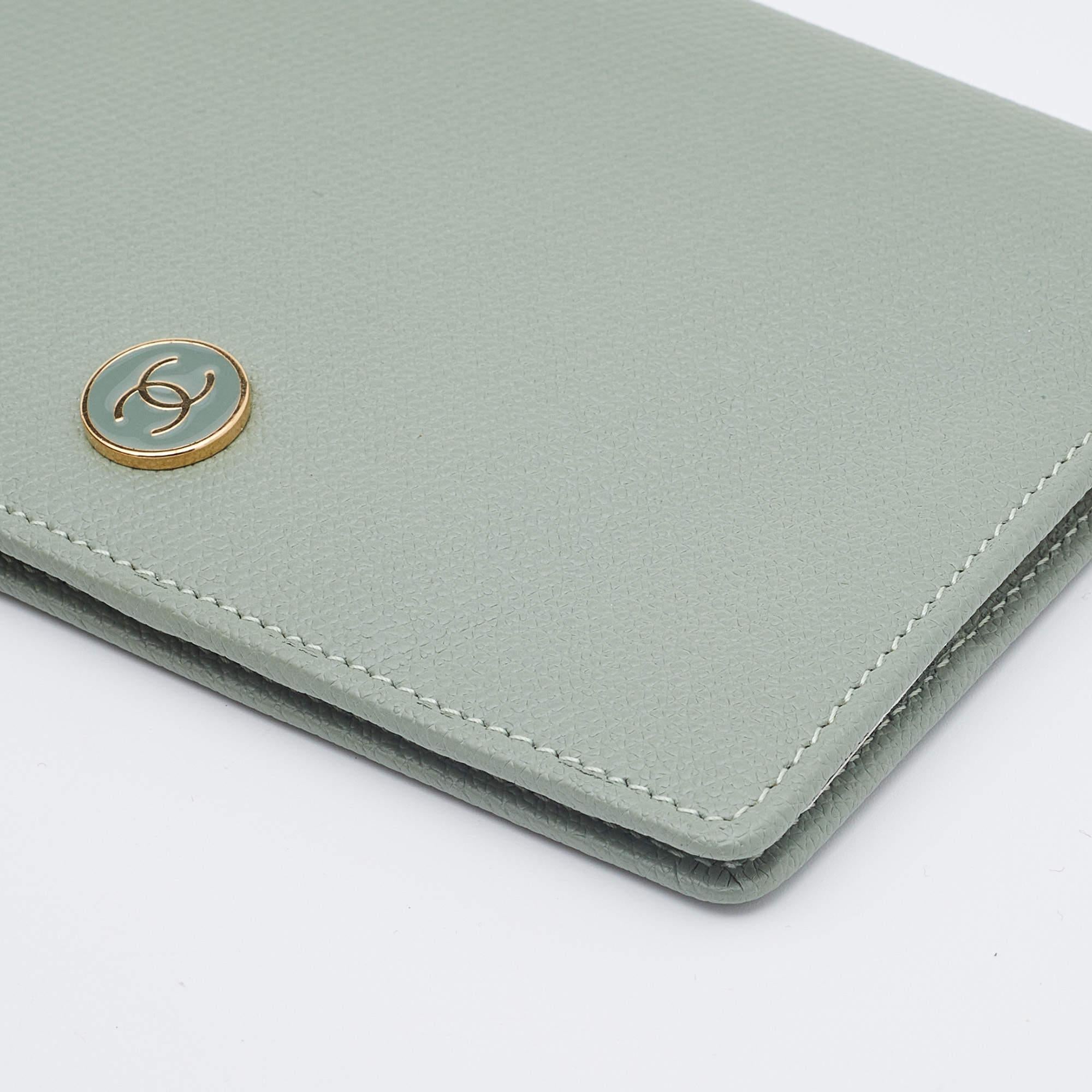 Chanel Pale Green Leather Vintage Passport Holder In Good Condition In Dubai, Al Qouz 2