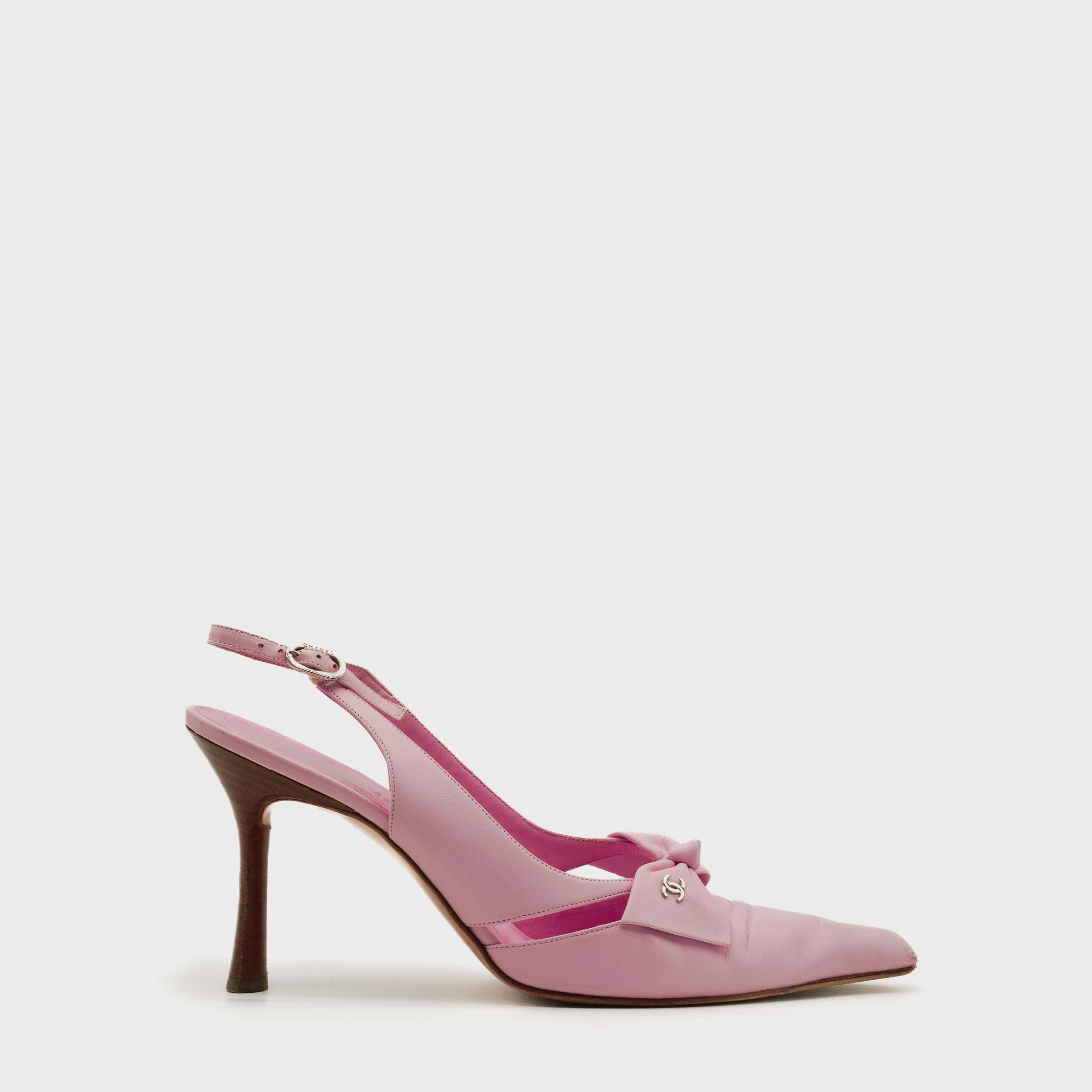 Diese blassrosa Slingback-Pumps stammen aus den romantischen Chanel-Kollektionen von Karl Lagerfeld aus den frühen 1990er Jahren und verkörpern die charakteristische Weiblichkeit des Hauses. Sie wurden in Italien aus glattem Kalbsleder gefertigt und