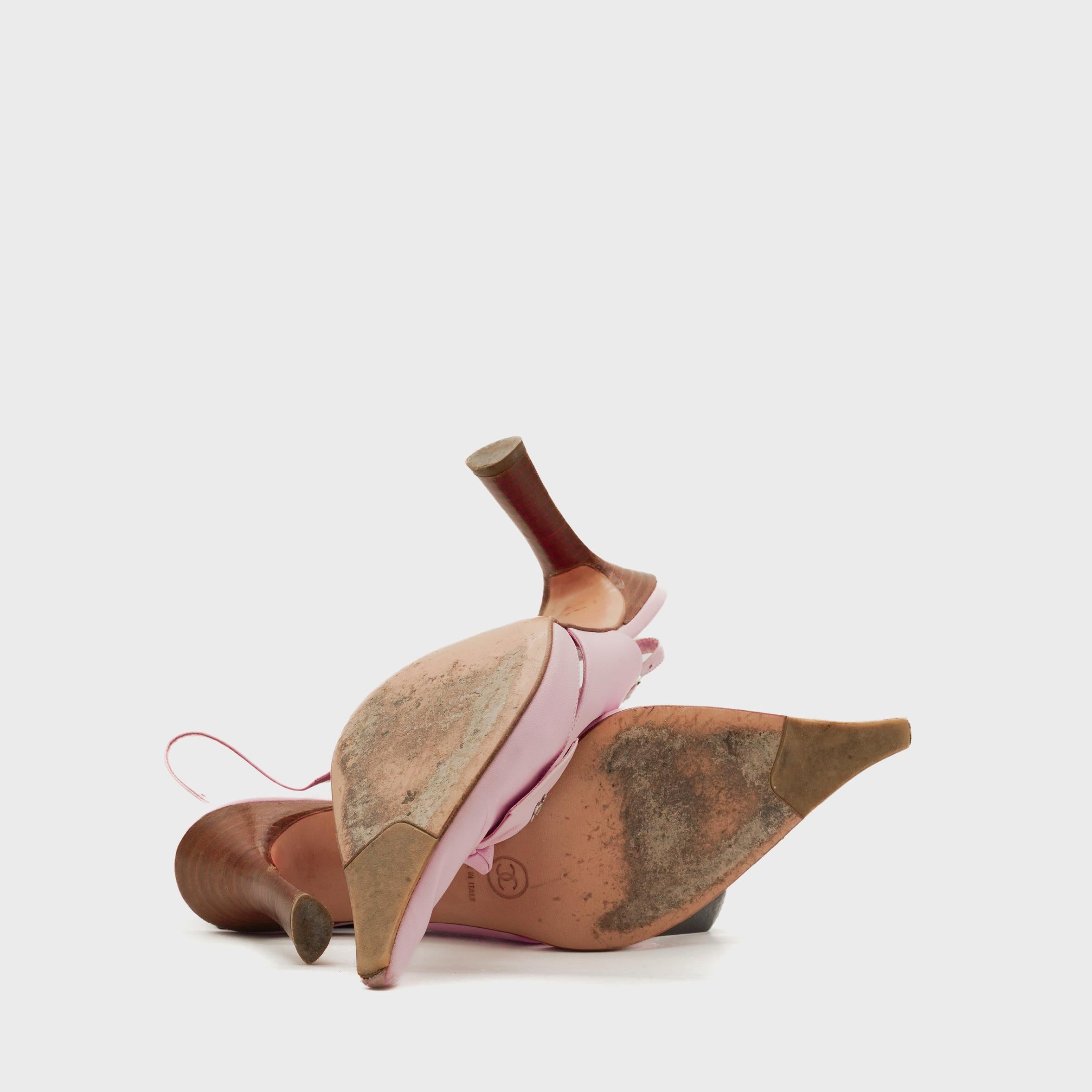 Chanel Blassrosa Schleife Slingback Heels von Karl Lagerfeld, CIRCA 1990s im Angebot 1