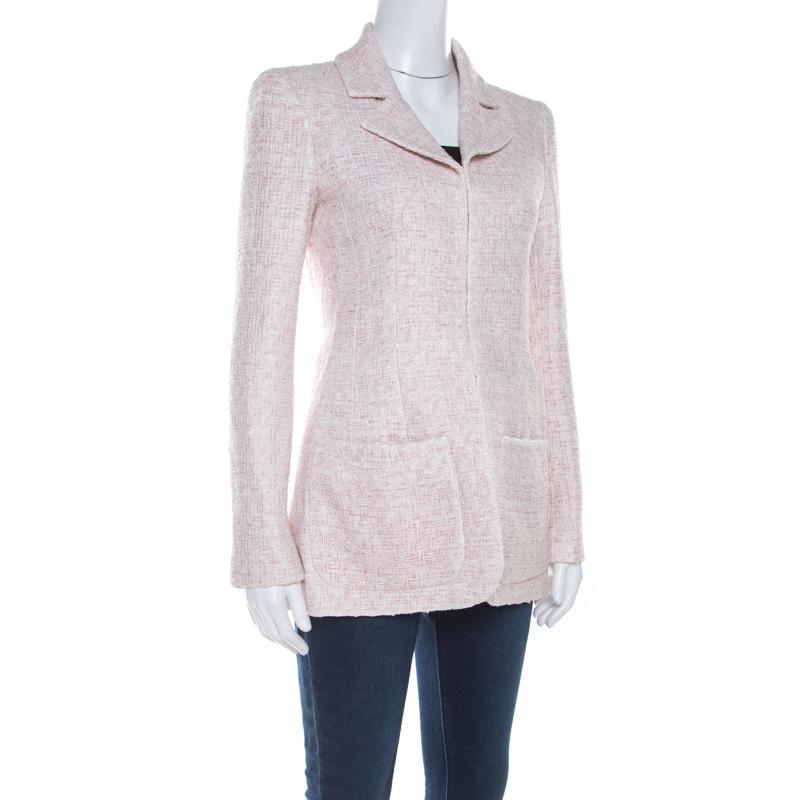 Chanel's tweed coats are a dream asset in the closet of any fashion-lover. Here's one just for you. This pale pink creation comes made using the finest materials with stylish details like the front pockets, lurex inserts, and front hooks. This long
