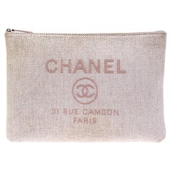 Chanel - Grande pochette Deauville en raphia rose pâle