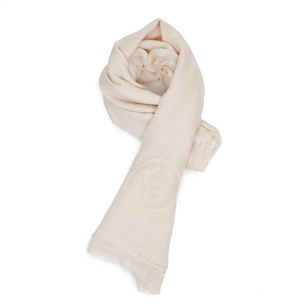 CHANEL Pale Pink Cashmere and Silk Pareo or Shawl.
It is very thin. VIP gift. It can be worn as a sarong or a shawl. The brand and material label are missing.
In good condition
Made in Italy
Dimensions: 220 x 138 cm.
Will be delivered in a non