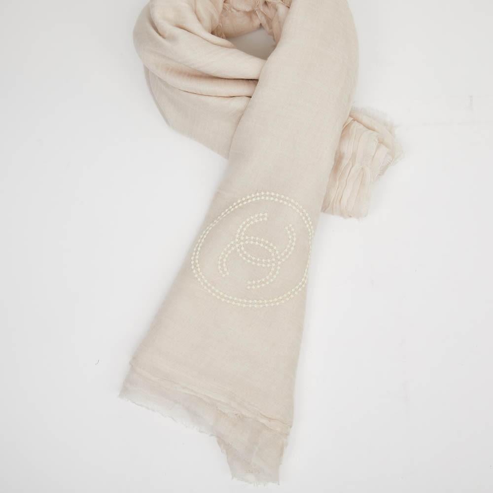 CHANEL Pale Pink Soft Cashmere and Silk Pareo In Good Condition In Paris, FR