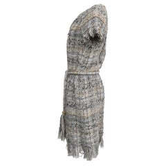 Chanel-Kleid aus hellem Tweed mit Bindeband an der Taille und Reißverschluss vorne aus grauem Nylon
