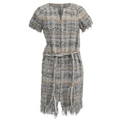 Chanel-Kleid aus hellem Tweed mit Bindeband an der Taille und Reißverschluss vorne aus grauem Nylon