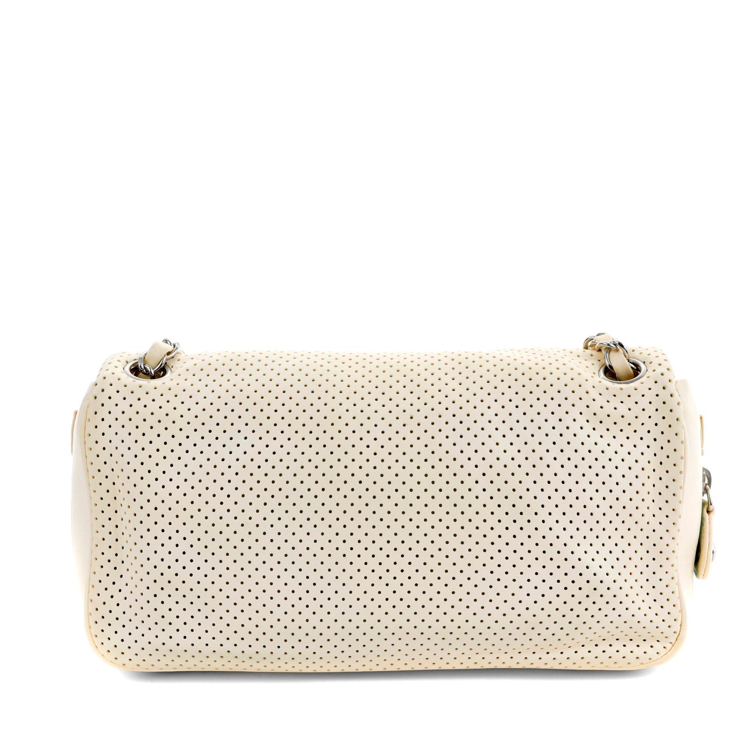 Beige Chanel sac à rabat Baseball Spirit en cuir perforé jaune pâle en vente