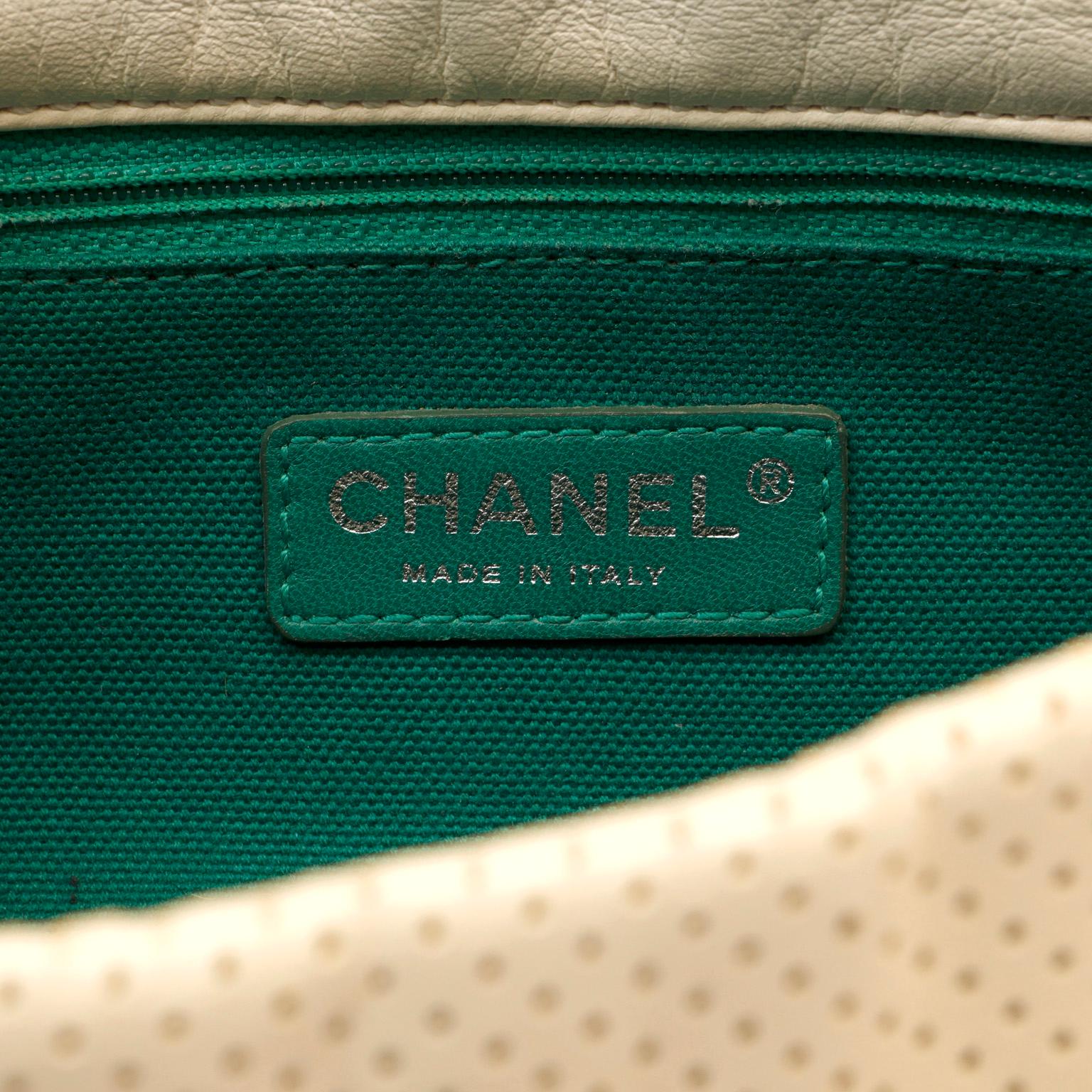 Chanel sac à rabat Baseball Spirit en cuir perforé jaune pâle Pour femmes en vente