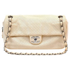 Chanel Blassgelbe Perforierte Baseball Spirit Klappentasche aus Leder