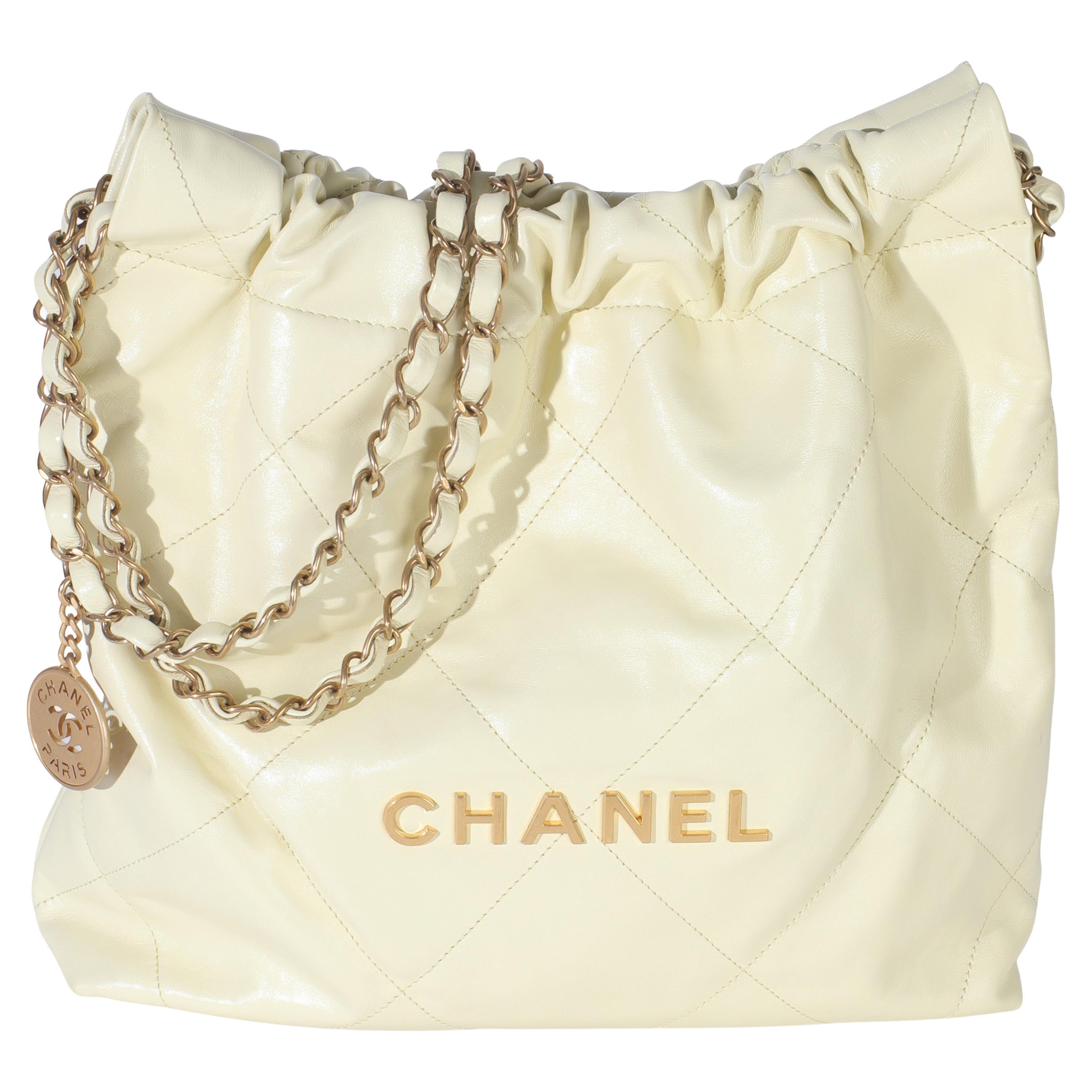 Chanel Jaune pâle en cuir d
agneau matelassé Chanel Small 22 Hobo