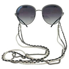 Chanel Pantos Sonnenbrille mit Perlen, Ketten und Lederbändern