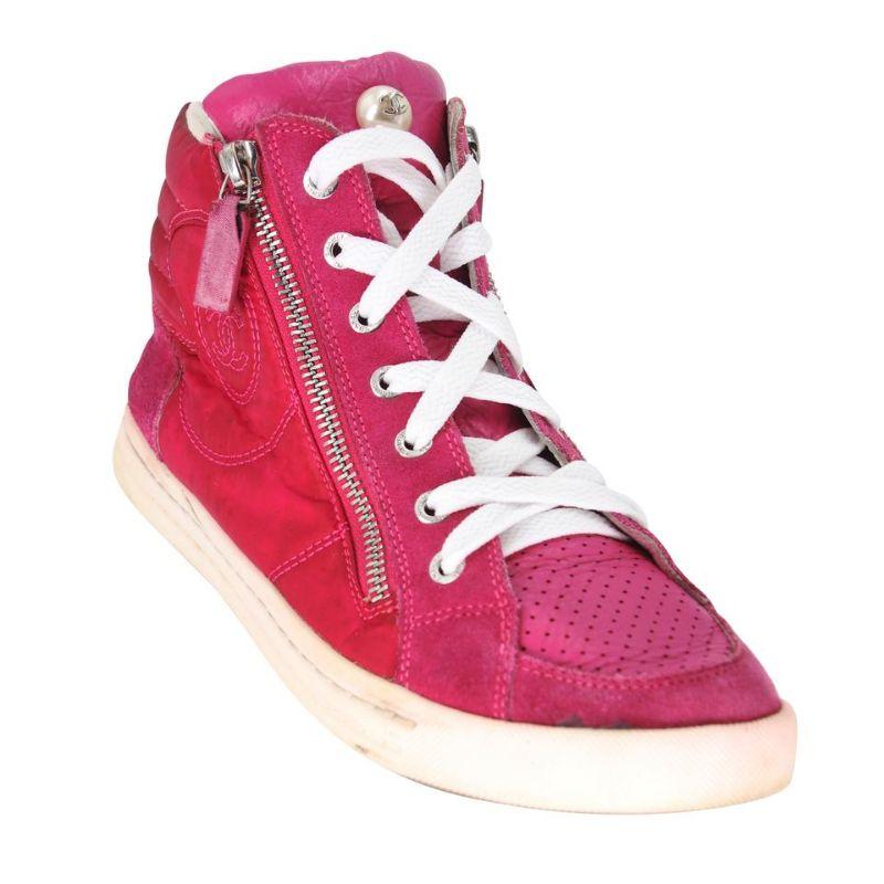 Chanel Paradarus CC Monogram 38 Coco Mother of Pearl Sneakers CC-0703N-0003

Chanel coming at you with a simple yet luxurious pair of sneakers. These high top sneakers are made with attention to detail and with quality materials. Made with leather &