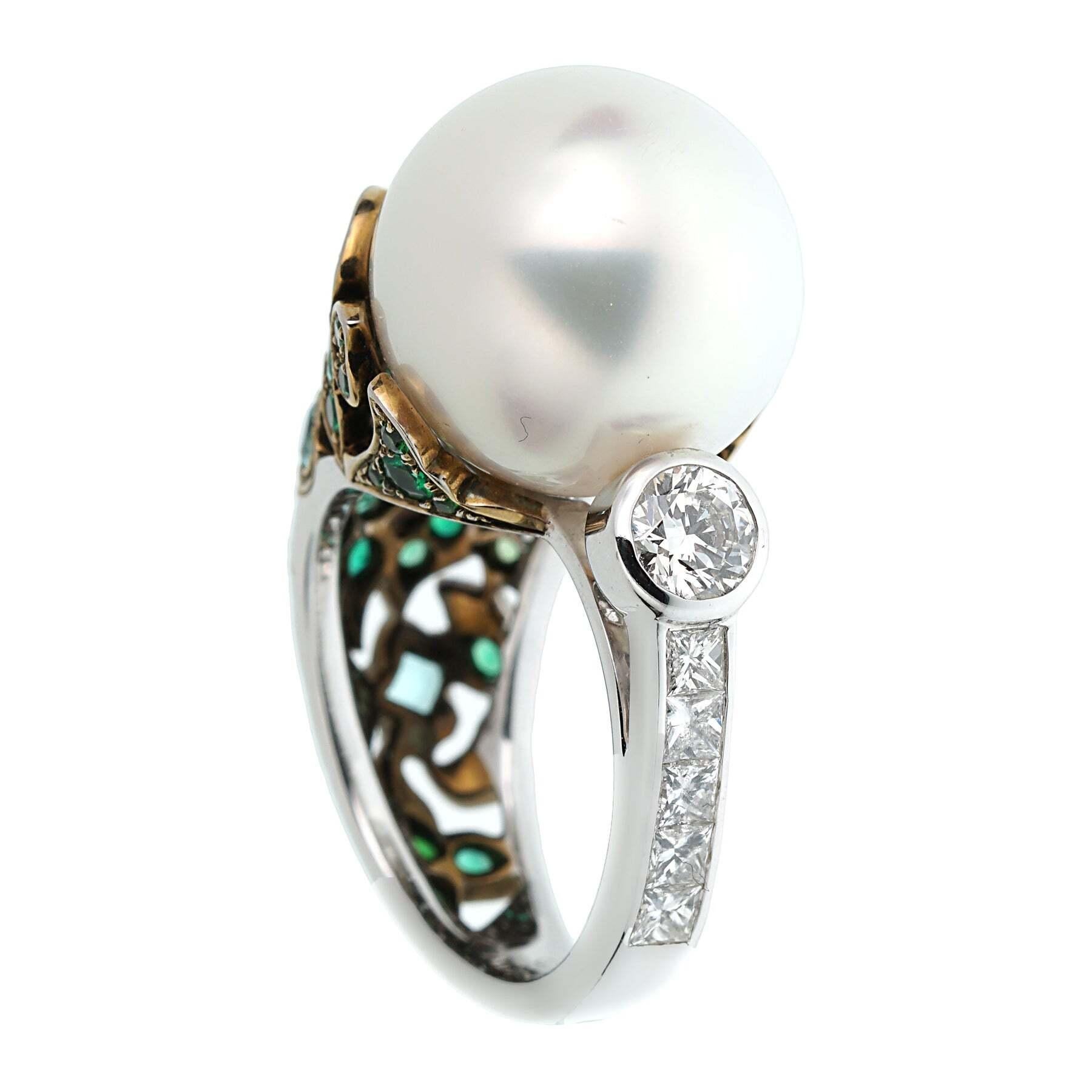 L'anello Chanel Sea South Pearl Emerald Tsavorite Paraiba Tourmaline Diamond White Gold è una splendida vetrina di arte e lusso. Realizzato in oro bianco 18 carati, il suo cinturino lucido fa da sfondo alle vibranti gemme che contiene. Al centro si