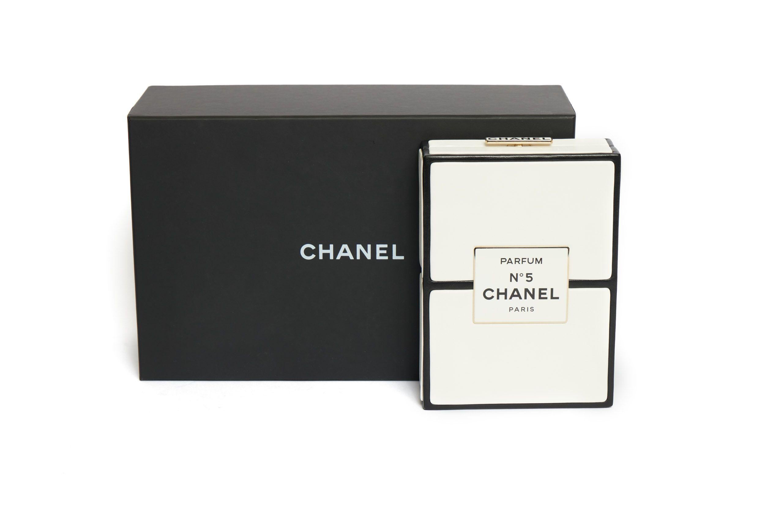 Chanel Parfum No5 evening clutch box from the Spring/Summer collection 2021. This shoulder bag is an absolute winner. The gold chain is 55' long but you can also wear it as a clutch. It is white and on the front of the bag is the classic emblem of