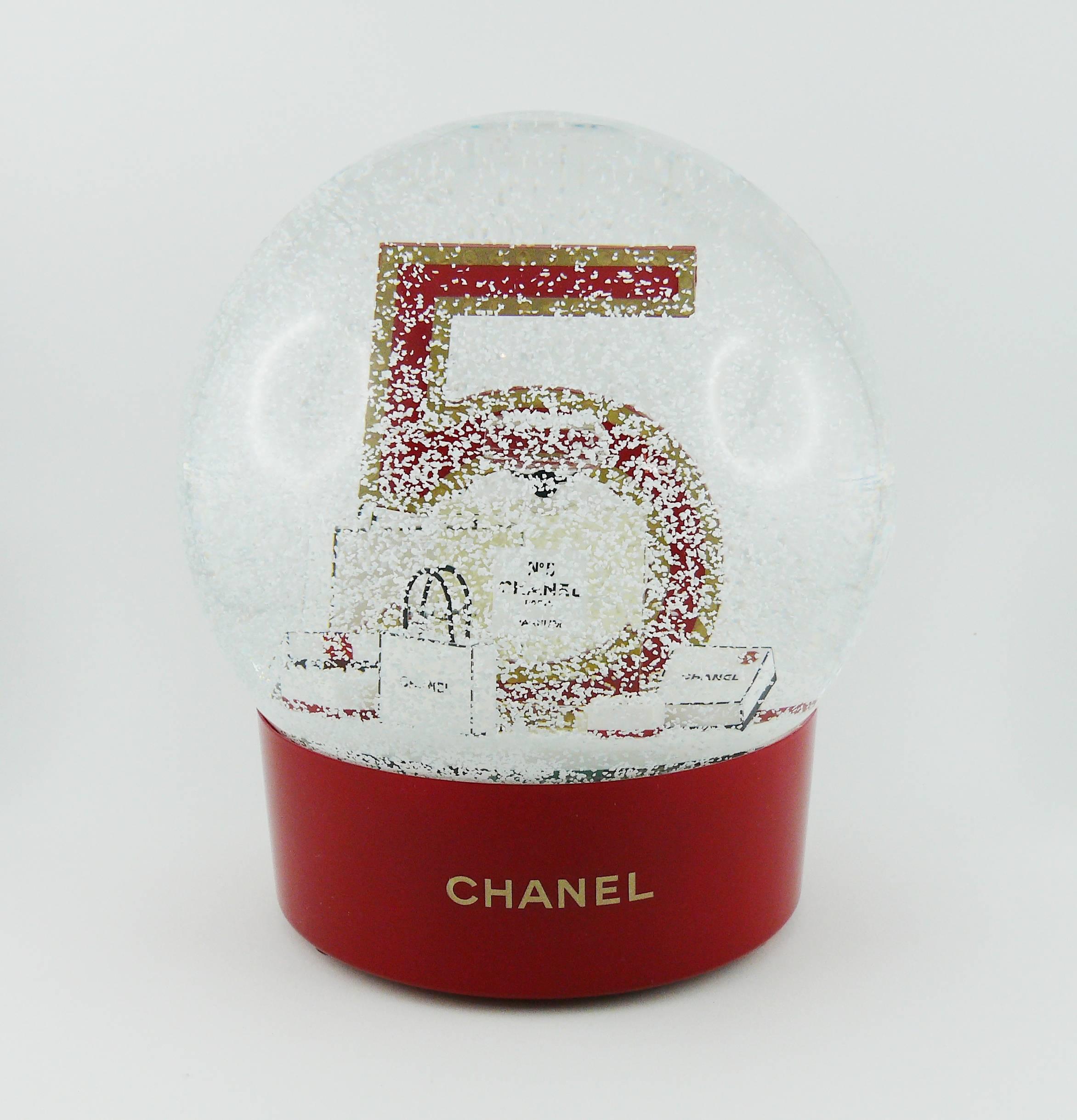 Gris Chanel parfums Huge N°5 Perfume Bottle Snow Dome - Dome de parfum en vente