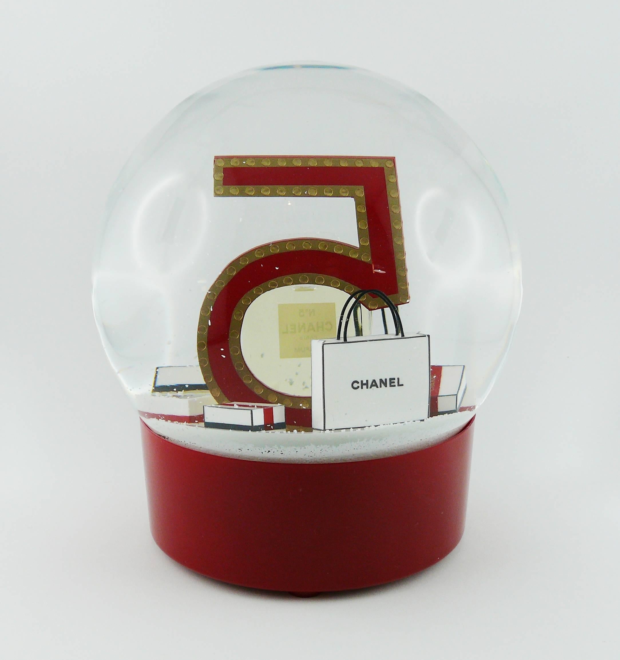 Chanel parfums Huge N°5 Perfume Bottle Snow Dome - Dome de parfum Unisexe en vente